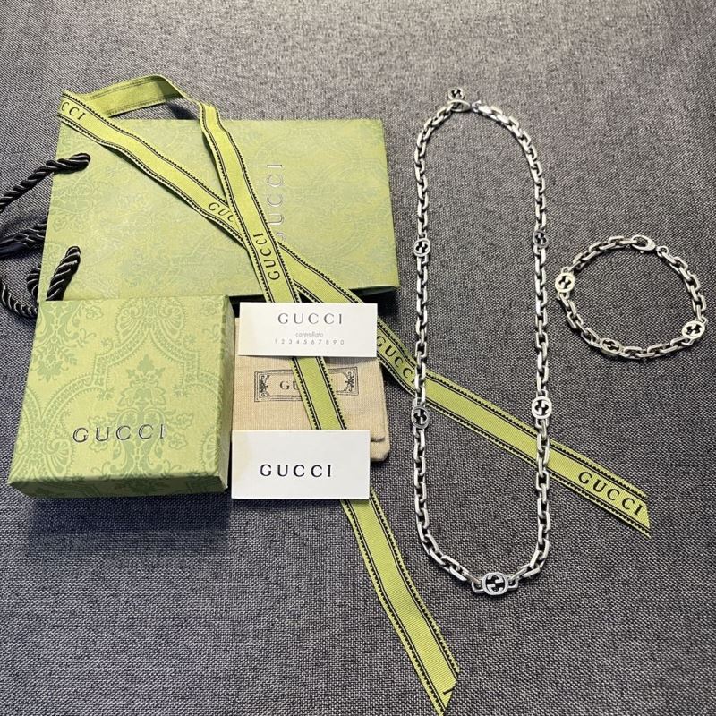 G*u*i bracelets